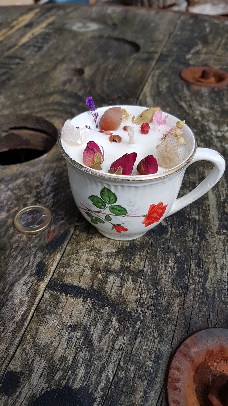 Bougie fleurs séchées dans tasse ancienne chinée ou verre Roses rouges