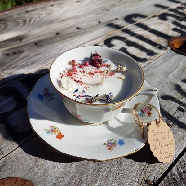 Bougie fleurs séchées dans tasse ancienne chinée ou verre