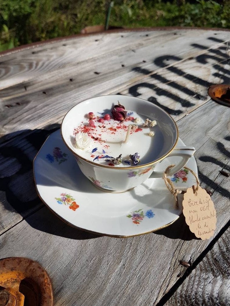 Bougie fleurs séchées dans tasse ancienne chinée ou verre image 1