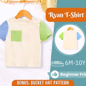 Op de afbeelding: Een beige T-shirt met een groene patchzak en blauwe en groene kleurblok mouwen. Het T-shirt hangt aan een hanger en heeft de tekst "Ryan T-Shirt" en "6M-10Y" erop gedrukt. De tekst "Back View" en "Beginner Friendly" is ook zichtbaar.