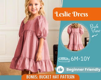 Pode incluir: Uma menina com um vestido rosa empoeirado com decote quadrado e bainha com babados. O vestido tem mangas curtas bufantes. A imagem inclui o texto "Leslie Dress", "6M-10Y", "Beginner Friendly" e "BONUS: BUCKET HAT PATTERN".