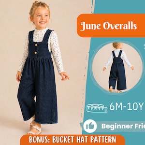 Può includere: Una bambina indossa una tuta in denim blu scuro con bottoni dorati sopra una maglia a maniche lunghe bianca con stampa floreale. L'immagine include il testo "June Overalls", "Back View", "6M-10Y" e "Beginner Friendly".