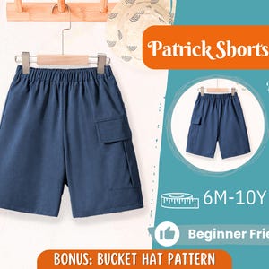 Op de afbeelding: Een blauwe korte broek met één zak aan de rechterkant. De broek heeft een elastische tailleband en is gelabeld met "Patrick Shorts" en "6M-10Y".