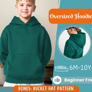 Op de afbeelding: Een kind draagt een donkergroene oversized hoodie met een voorzak en capuchon. De afbeelding toont een achteraanzicht van de hoodie en de tekst "Oversized Hoodie", "6M-10Y" en "Beginner Friendly". Bonus: Bucket Hat Pattern.
