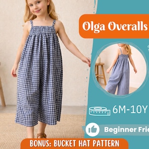 Puede incluir: Una niña con un mono a cuadros azul y blanco. La imagen incluye el texto "Olga Overalls", "Back View", "6M-10Y", "Beginner Friendly" y "Bonus: Bucket Hat Pattern".