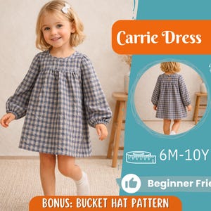 Peut inclure: Une petite fille porte une robe à carreaux bleus et beiges à manches longues. L'image comprend le texte "Carrie Dress", "Back View", "6M-10Y" et "Beginner Friendly". La robe a un col rond et une taille froncée.