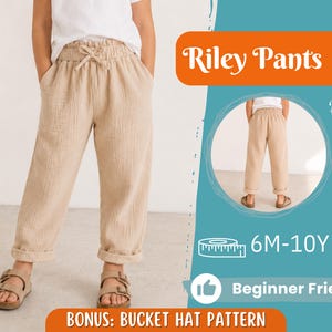 Peut inclure: Pantalon beige avec une taille élastique et un cordon de serrage. Le pantalon présente une coupe décontractée avec des ourlets retroussés. L'image contient le texte Riley Pants, Back View, 6M-10Y, Beginner Friendly et Bonus: Bucket Hat Pattern.