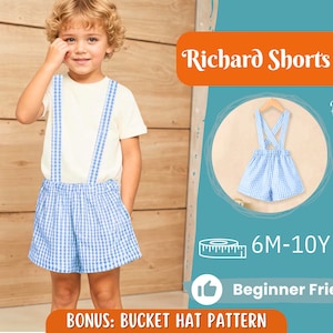 Könnte beinhalten: Ein Kind trägt ein weißes T-Shirt und eine blau-weiß karierte Shorts mit Hosenträgern. Das Bild zeigt auch ein Schnittmuster für "Richard Shorts" mit einer Rückansicht der Shorts, Größen von 6 Monaten bis 10 Jahren und den Text "Beginner Friendly".