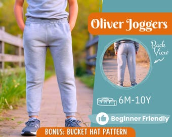 Może przedstawiać: Dziecko w szarych spodniach dresowych ze sznurkiem w pasie. Spodnie dresowe nazywają się "Oliver Joggers" i są dostępne w rozmiarach od 6 miesięcy do 10 lat. Obraz zawiera również tekst "Beginner Friendly" i "Bonus: Bucket Hat Pattern".