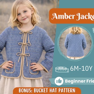 Puede incluir: Una chaqueta a cuadros azules y blancos con ribetes color beige y cierres de lazo. La chaqueta, usada por una niña, tiene dos bolsillos delanteros. La imagen incluye una vista trasera de la chaqueta y el texto "Amber Jacket", "6M-10Y" y "Beginner Friendly".