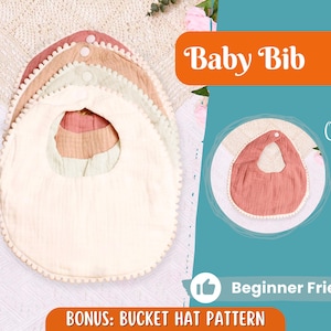 Può includere: Una pila di quattro bavaglini per bambini nei toni del crema, rosa e pesca, con un bordo smerlato e un piccolo bordo di pompon. I bavaglini sono realizzati in tessuto morbido e strutturato. Il testo "Baby Bib" è in arancione.