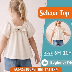 Peut inclure: Une jeune fille porte un haut crème avec un col carré et un nœud dans le dos. Le haut a des manches courtes et évasées et est associé à un short en jean. L'image comprend le texte "Selena Top", "Front View" et "Beginner Friendly".