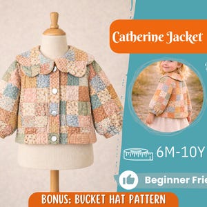Könnte beinhalten: Ein Patchwork-Schnittmuster für die Catherine-Jacke, dargestellt auf einer Schaufensterpuppe. Die Jacke hat einen Rüschenkragen, einen Knopfverschluss und Stoffquadrate in Pastellfarben. Der Text "Catherine Jacket", "Back View", "6M-10Y", "Beginner Friendly" und "BONUS: BUCKET HAT PATTERN" ist enthalten.