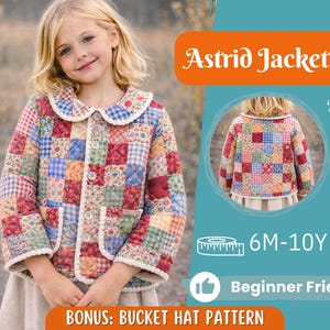 Könnte beinhalten: Eine Patchwork-Jacke mit einem Bubikragen und Knopfverschluss. Die Jacke besteht aus Quadraten aus rot-, blau-, grün- und blumenmusterartigen Stoffen. Der Text "Astrid Jacket", "Back View", "6M-10Y" und "Beginner Friendly" ist ebenfalls enthalten.