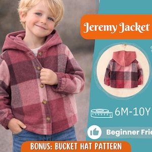 Peut inclure: Un enfant porte une veste à carreaux rouges et roses avec une capuche et des boutons en bois. L'image comprend le texte "Jeremy Jacket", "Back View", "6M-10Y", "Beginner Friendly" et "Bonus: Bucket Hat Pattern".