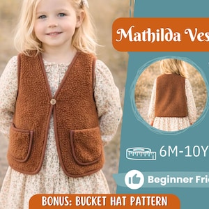 Könnte beinhalten: Eine braune Fleece-Weste mit zwei Vordertaschen und einem einzelnen Knopfverschluss. Die Weste wird über einem Kleid mit Blumenmuster getragen. Der Text auf dem Bild lautet "Mathilda Vest", "Back View", "6M-10Y" und "Beginner Friendly". Bonus: Bucket Hat Pattern.