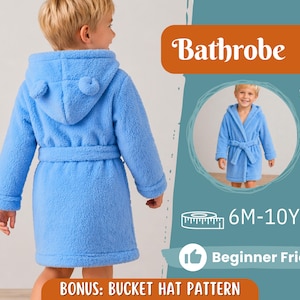 Peut inclure: Peignoir bleu clair pour enfants avec capuche et oreilles attachées. Le peignoir a une ceinture et est présenté de dos. L'image comprend également une petite image du peignoir de face, et le texte « Peignoir », « Vue arrière », « 6M-10Y » et « Débutant ».