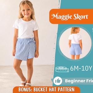 Può includere: Una gonna pantalone a righe blu e bianche con un dettaglio a fiocco laterale, abbinata a una t-shirt bianca semplice. L'immagine include il testo Maggie Skort, Back View, 6M-10Y, Beginner Friendly e Bonus: Bucket Hat Pattern, mostrando viste frontali e posteriori.