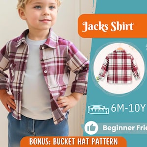 Puede incluir: Un niño con una camisa a cuadros burdeos, blanca y crema, una camiseta blanca y vaqueros azules. La imagen incluye texto que dice "Jacks Shirt", "Back View", "6M-10Y", "Beginner Friendly" y "BONUS: BUCKET HATTERN".