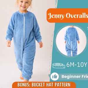 Può includere: Tuta in peluche blu chiaro con cerniera bianca, indossata da un bambino piccolo. L'immagine include il testo "Jenny Overalls", "Back View", "6M-10Y" e "Beginner Friendly". Bonus: Bucket Hat Pattern.