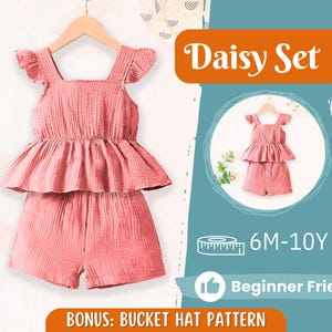 Może przedstawiać: Różowy bawełniany zestaw daisy dla dziewczynek, składający się z falbankowej bluzki i spodenek. Zestaw dostępny w rozmiarach od 6 miesięcy do 10 lat. Obraz zawiera tekst "Daisy Set", "Back View", "6M-10Y" i "Beginner Friendly".