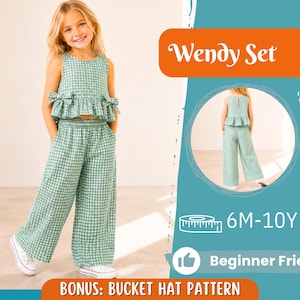 Op de afbeelding: Een groen en wit geruit Wendy Set, bestaande uit een mouwloze top met ruches en een bijpassende broek met wijde pijpen. De afbeelding toont een jong persoon die de outfit draagt, met de tekst "Wendy Set" en "Bonus: Bucket Hat Pattern". De set is beginner-vriendelijk en past voor maten 6M-10Y.