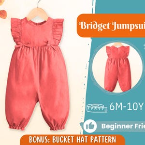 Könnte beinhalten: Ein korallenfarbener Baby-Jumpsuit mit Rüschenärmeln und einer Schleife. Der Jumpsuit ist für Größen von 6 Monaten bis 10 Jahren. Der Text "Bridget Jumpsuit" und "Beginner Friendly" ist auf dem Bild zu sehen.