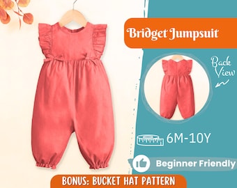 Op de afbeelding: Een koraalkleurige Bridget Jumpsuit voor kinderen, weergegeven op een houten hanger. De jumpsuit heeft ruchesmouwen en een geplooid taille. De afbeelding bevat een achteraanzicht van de jumpsuit en tekst met maten van 6 maanden tot 10 jaar. Het ontwerp is beginnersvriendelijk.