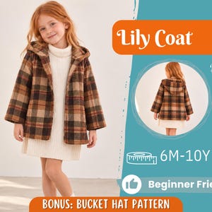 Può includere: Un cappotto con cappuccio a quadri marroni, beige e neri con maniche lunghe e apertura frontale, indossato sopra un abito a coste color crema. Il testo Lily Coat, Back View, 6M-10Y, Beginner Friendly e BONUS: BUCKET HAT PATTERN è visibile.