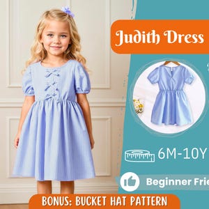 以下が含まれることがあります： 短いパフスリーブとリボンアクセントが付いた、青と白のストライプのドレス。若い女の子がドレスを着ています。画像には、ドレスの背面図、「Judith Dress」というテキスト、「Beginner Friendly」というテキストも含まれています。