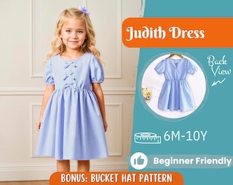 Pode incluir: Um vestido listrado azul e branco com mangas curtas bufantes e laços decorativos. O vestido é mostrado em uma menina. A imagem também inclui uma vista traseira do vestido, o texto "Judith Dress" e "Beginner Friendly".