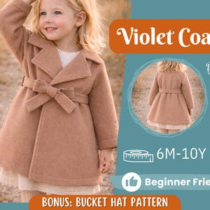 Può includere: Un cappotto Violetto color beige per bambini, con cintura a fiocco e colletto classico. L'immagine include una vista posteriore del cappotto e il testo "6M-10Y" e "Beginner Friendly". Bonus: Modello di cappello a secchiello.