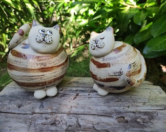 Zwei süße Katzen aus Keramik, Keramikstele, Gartenstele, Gartenkeramik, Kätzchen handgefertigt, frostfest