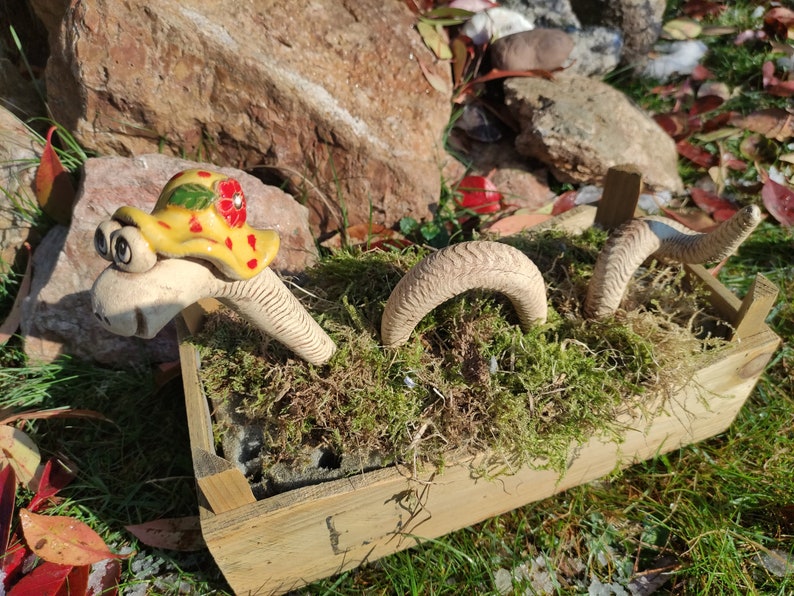Langer Williwurm, Gartenwurm aus Keramik, Beetstecker, Gartenstecker, frostfest, Anfertigung auf Bestellung gelber Hut