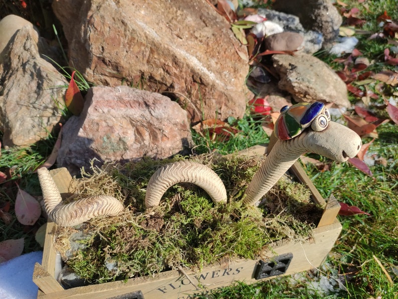Langer Williwurm, Gartenwurm aus Keramik, Beetstecker, Gartenstecker, frostfest, Anfertigung auf Bestellung bunte Kappe