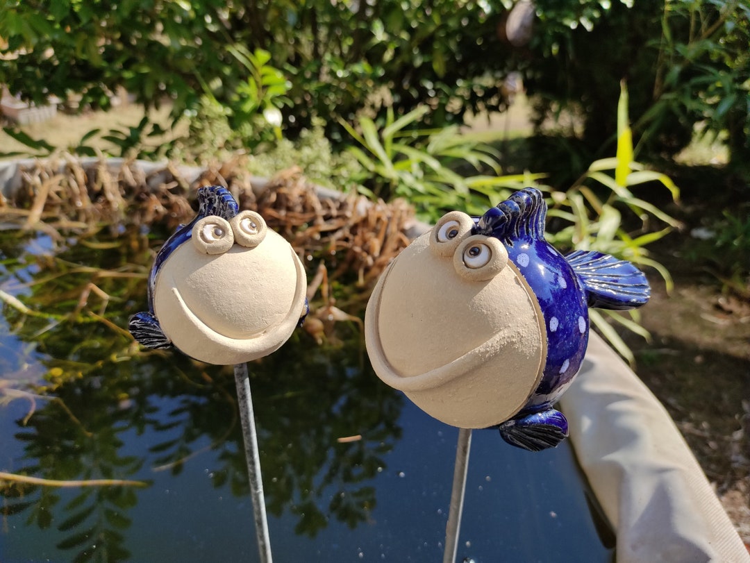 Zwei Stück fröhliche Fische aus Keramik auf Bestellung, handgefertigt