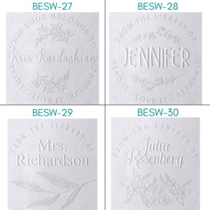 Puede incluir: Cuatro ex libris blancos con diferentes dise&ntilde;os. Cada ex libris tiene un borde decorativo con un motivo floral y un texto que dice "De la biblioteca de" seguido de un nombre. Los nombres son Kris Kardashian, Jennifer, Sra. Richardson y Julia Rosenberg.