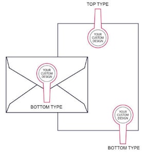 Puede incluir: Ilustraci&oacute;n de dos dise&ntilde;os de sellos para sobres. El dise&ntilde;o superior tiene un sello redondo con el texto "YOUR CUSTOM DESIGN" y una l&iacute;nea fina que se extiende desde la parte inferior del sello. El dise&ntilde;o inferior tiene un sello similar con el texto "YOUR CUSTOM DESIGN" y una l&iacute;nea fina que se extiende desde la parte inferior del sello. El texto "TOP TYPE" est&aacute; por encima del dise&ntilde;o superior y el texto "BOTTOM TYPE" est&aacute; por debajo de ambos dise&ntilde;os.