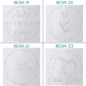 Puede incluir: Cuatro sellos cuadrados blancos con texto negro. Los sellos son para libros de biblioteca. El texto en los sellos dice: "BESW-19 THIS BOOK BELONGS TO MRS WILSON READ IT-LOVE IT RETURN IT", "BESW-20 FROM THE LIBRARY OF HANNAH ROBINSON", "BESW-21 FROM THE LIBRARY OF SUSAN GALLACHER PLEASE RETURN WITH CARE" y "BESW-22 THIS BOOK BELONGS TO Edwin Baker".