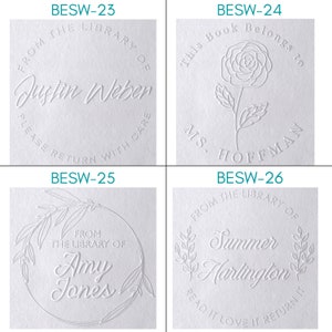 Puede incluir: Cuatro dise&ntilde;os de tarjetas de biblioteca blancas con diferentes textos e im&aacute;genes. La primera tarjeta dice "De la biblioteca de Justin Weber" con un c&iacute;rculo alrededor del texto. La segunda tarjeta dice "Este libro pertenece a la Sra. Hoffman" con una imagen de rosa. La tercera tarjeta dice "De la biblioteca de Amy Jones" con una corona alrededor del texto. La cuarta tarjeta dice "De la biblioteca de Summer Hartington" con una corona alrededor del texto.