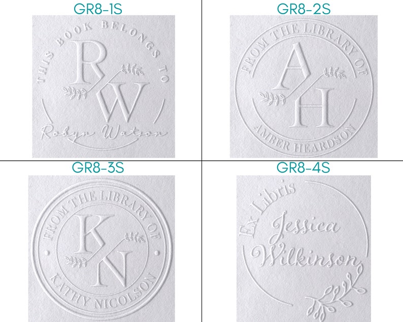 Puede incluir: Cuatro ex libris blancos en relieve con diferentes nombres e iniciales. Los ex libris son circulares y presentan una peque&ntilde;a rama de hojas. El texto en los ex libris dice: "Este libro pertenece a Robyn Watson", "De la biblioteca de Amber Heardson", "De la biblioteca de Kathy Nicolson" y "Ex Libris Jessica Wilkinson".