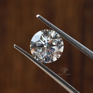 A 0.33ct round lab-created diamond with a 4.5mm diameter, resting on a model’s finger.
This size adds a little more presence while remaining understated and elegant.
Great for promise rings or light engagement settings.
Crafted with care for timeless everyday shine.