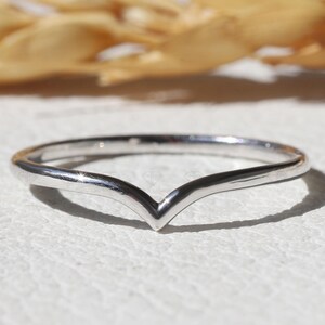 Plain Curved Wedding Band, Vintage White Gold Simple Chevron Wedding Band, Stacking Band, Unique Anniversary Promise band for Women, Gifts