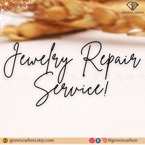 Könnte beinhalten: Weißer Hintergrund mit den Worten "Jewelry Repair Service!" in eleganter schwarzer Schrift. Das Grown Carbon-Logo befindet sich in der oberen rechten Ecke, und Social-Media-Symbole sind unten.