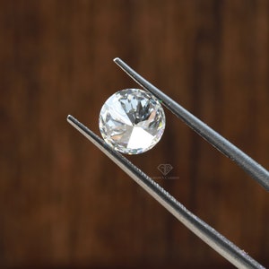 A bright and bold 0.80ct round diamond with a 6.0mm diameter, styled on the hand.
Strikes a beautiful balance of size and elegance, ideal for engagement rings.
Lab-created and cut to reflect maximum fire and brilliance.
A timeless and ethical choice.