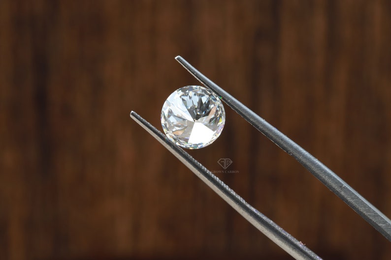 A bright and bold 0.80ct round diamond with a 6.0mm diameter, styled on the hand.
Strikes a beautiful balance of size and elegance, ideal for engagement rings.
Lab-created and cut to reflect maximum fire and brilliance.
A timeless and ethical choice.
