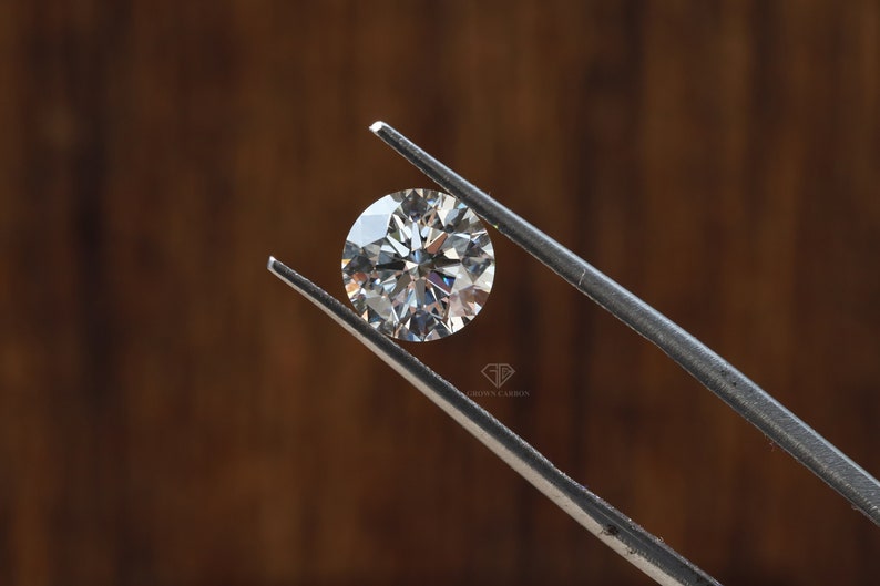 A 0.33ct round lab-created diamond with a 4.5mm diameter, resting on a model’s finger.
This size adds a little more presence while remaining understated and elegant.
Great for promise rings or light engagement settings.
Crafted with care for timeless everyday shine.