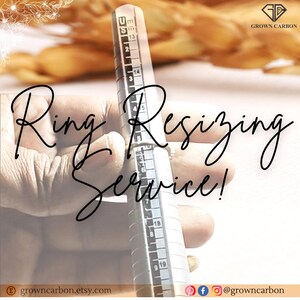 Könnte beinhalten: Nahaufnahme eines Ringmessers mit einem Ring. Der Text "Ring Resizing Service!" ist kursiv geschrieben. Das Grown Carbon-Logo und die Etsy-Shop-URL sind sichtbar.