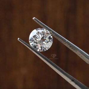 The 0.50ct round lab-grown diamond, sized at 5.0mm, displayed on hand to show true scale.
Balanced between subtlety and sparkle, it’s a classic pick for solitaire rings.
A versatile size ideal for both bridal and daily wear.
Conflict-free and IGI certified brilliance.
