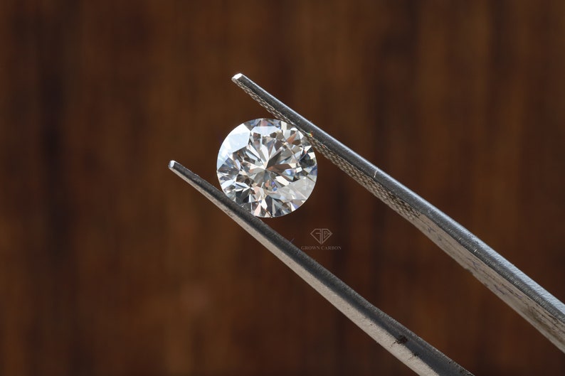 The 0.50ct round lab-grown diamond, sized at 5.0mm, displayed on hand to show true scale.
Balanced between subtlety and sparkle, it’s a classic pick for solitaire rings.
A versatile size ideal for both bridal and daily wear.
Conflict-free and IGI certified brilliance.